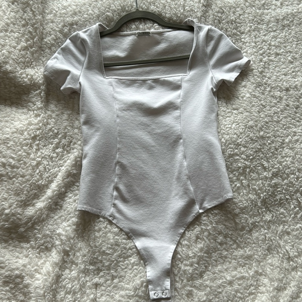 Briavia Carson cap sleep bodysuit (M) in white
